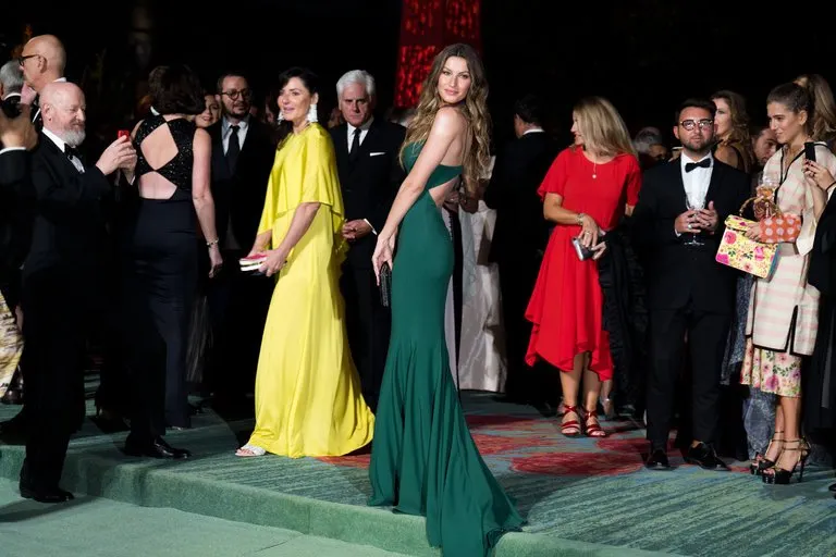 Siêu mẫu Gisele Bundchen chiến thắng tại Green Carpet Fashion Awards 2017 tại Italy