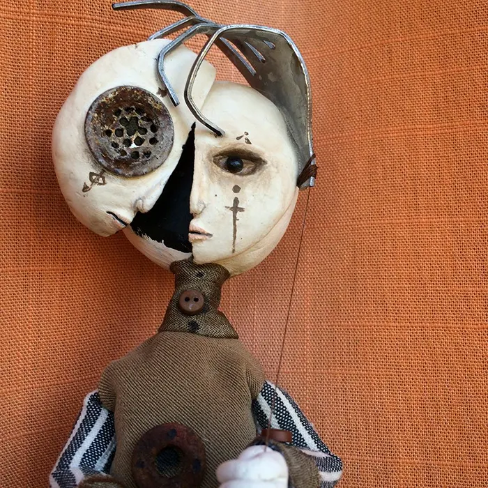 Hình ảnh các tác phẩm có phần u ám và creepy của cậu bé với những ý nghĩ rất riêng