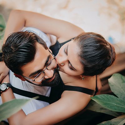 cặp đôi cung hoàng đạo ôm hôn nhau