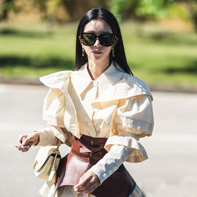 Seo Ye Ji đeo thắt lưng corset trong phim It's Okay To Not Be Okay