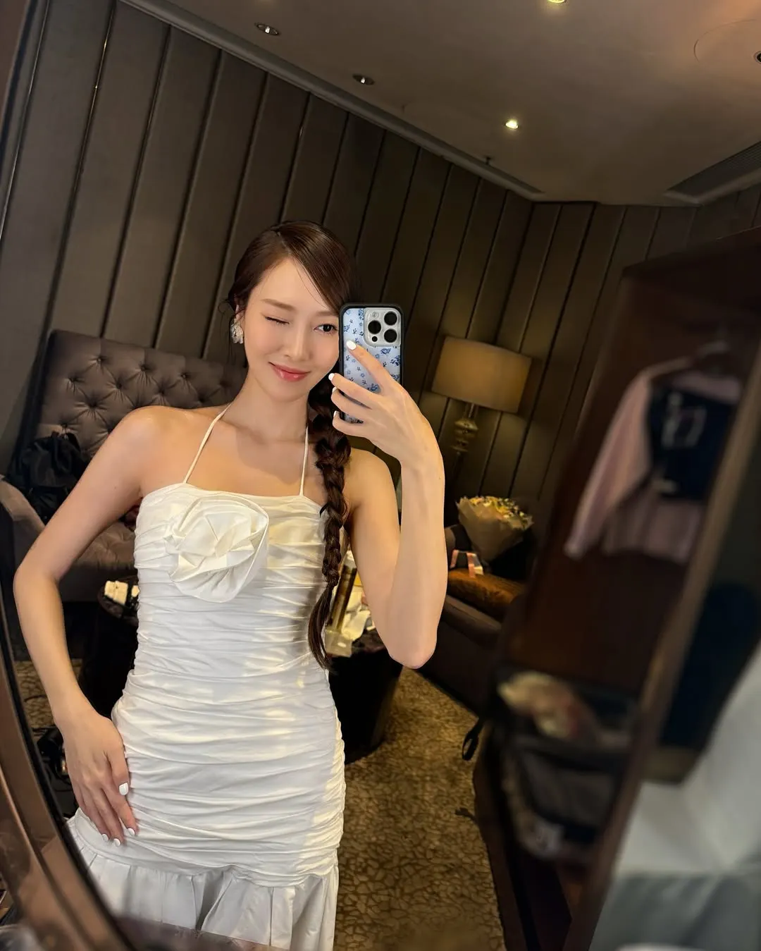 Jessica Jung mặc váy dài trắng