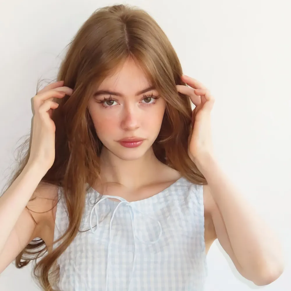 cô gái trang điểm tông cam đào