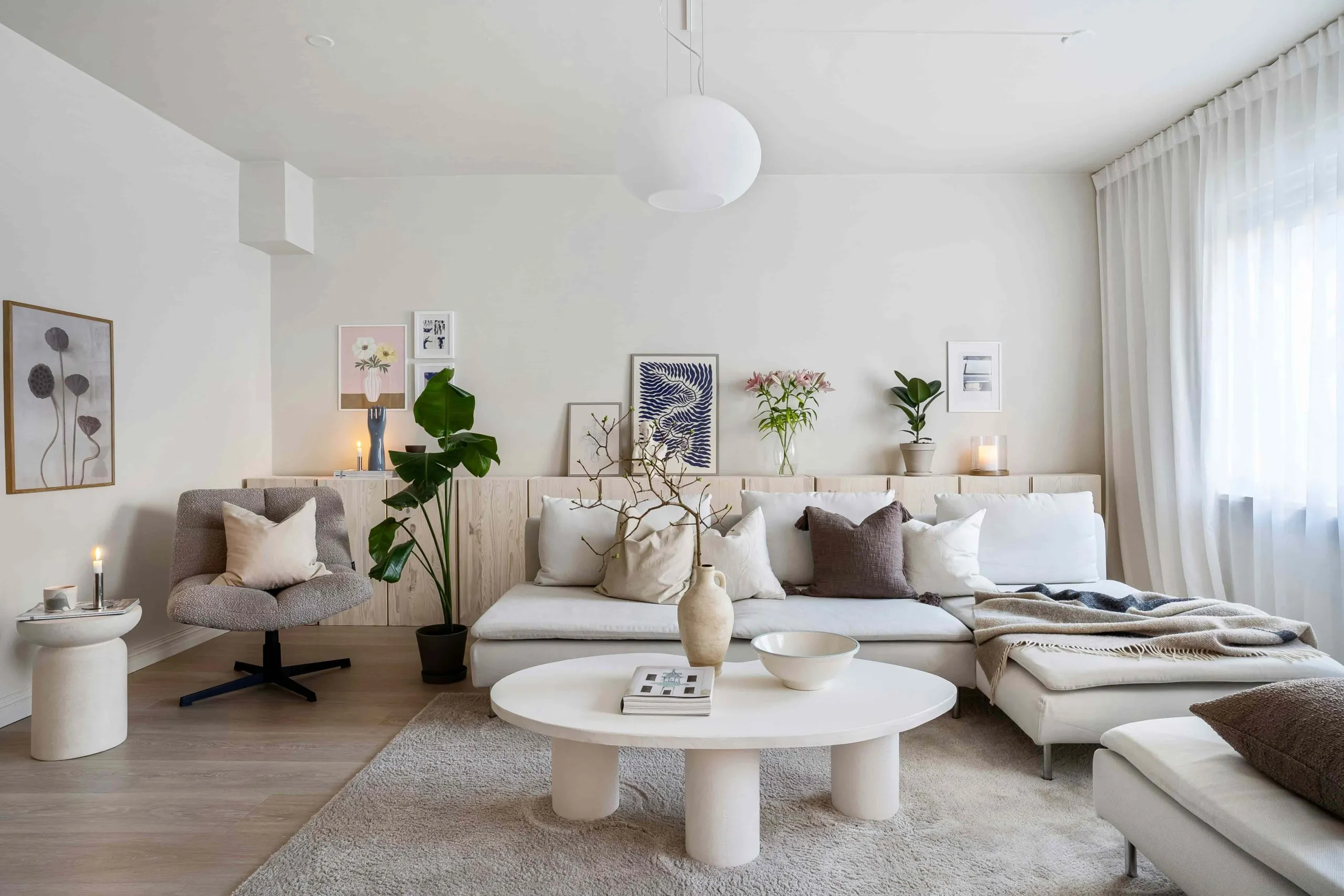 Chọn phương hướng phòng khách phù hợp. Ảnh: Unsplash/Alex Tyson