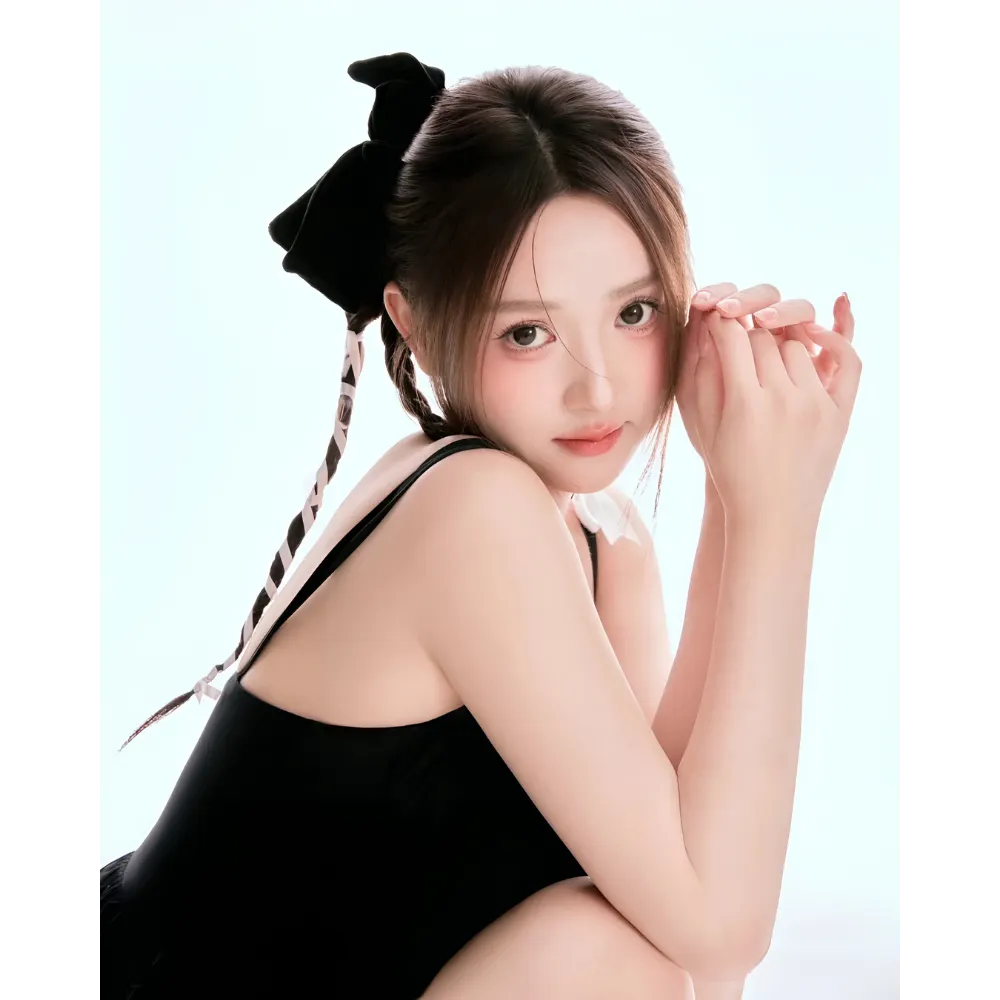 Cô gái khoe trọn chiếc nơ nhung màu đen to bản được kẹp lên mái tóc tết sợi nhỏ.