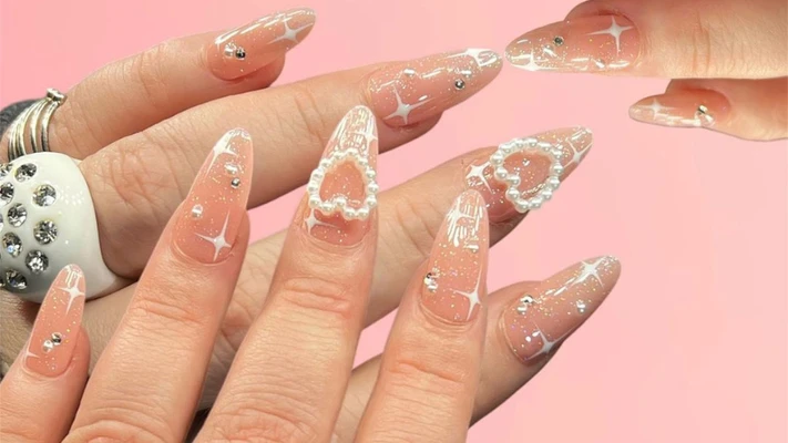 Phong cách nail coquette. Ảnh: Instagram@ blackrosenailz.