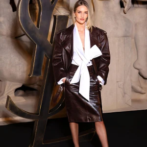 Rosie Huntington Whiteley tại show Saint Laurent Thu-Đông 2026.