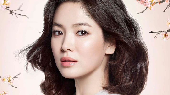 Trang điểm đón Tết theo phong cách trong trẻo như sương mai của Song Hye Kyo
