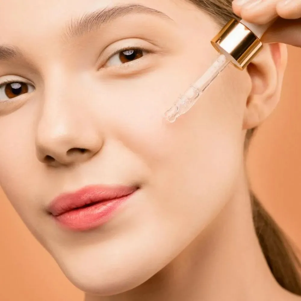 phụ nữ sử dụng serum dưỡng da