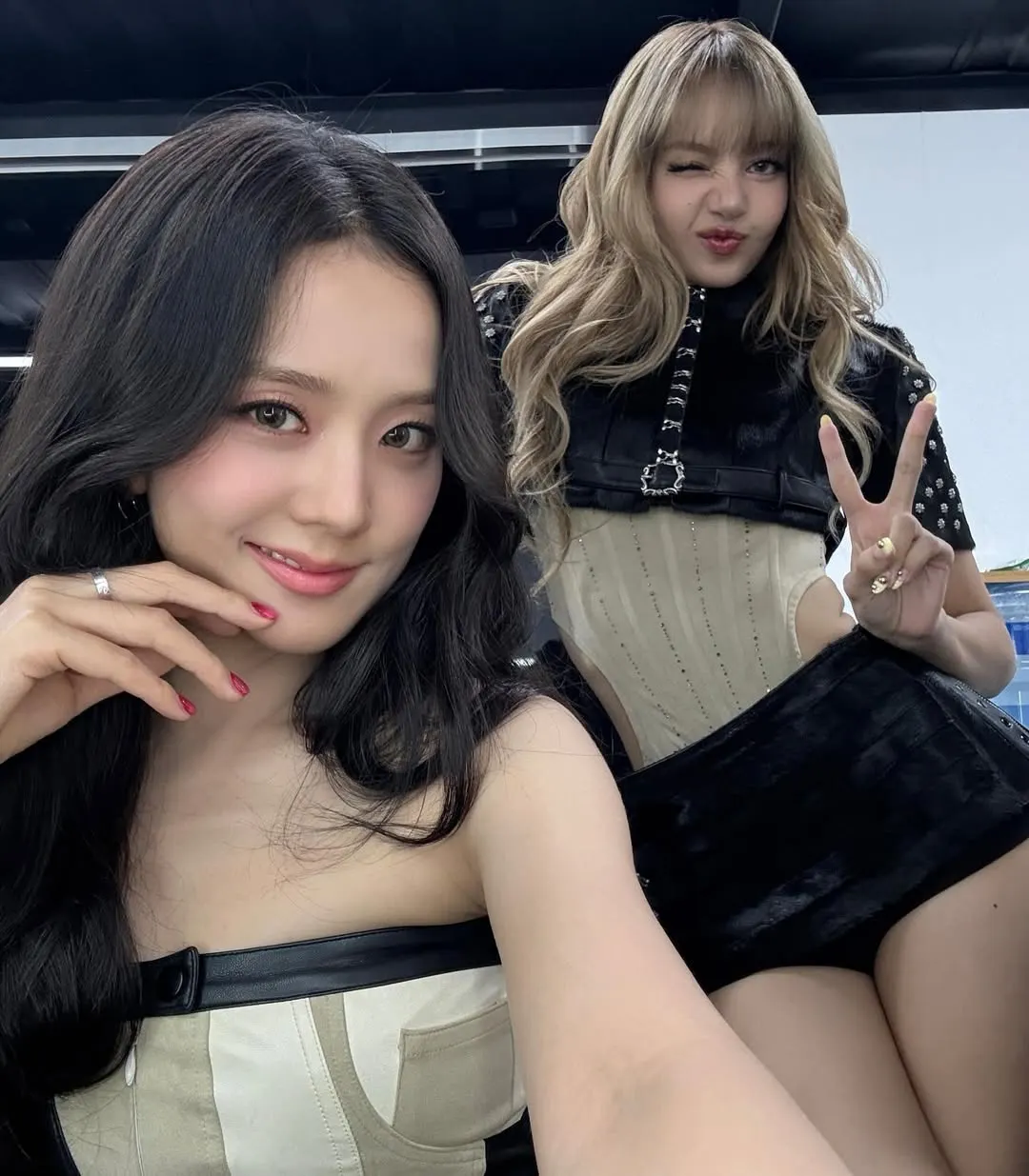 Jisoo và Lisa tại hậu trường DEADLINE 2025