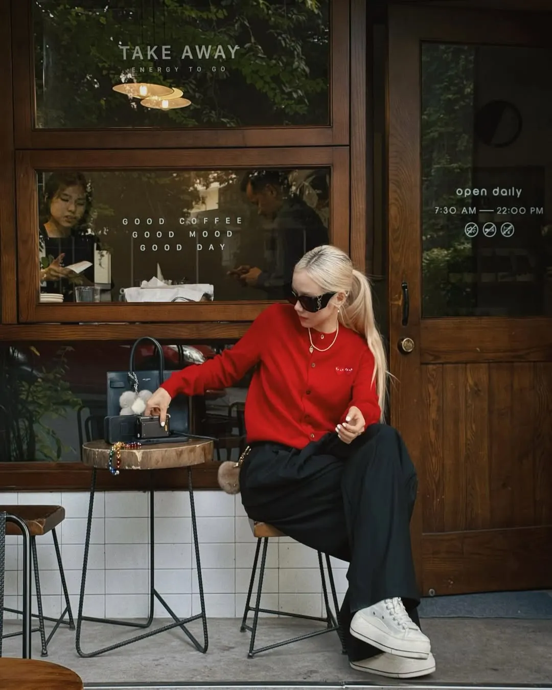 lily diện quần ống rộng streetwear