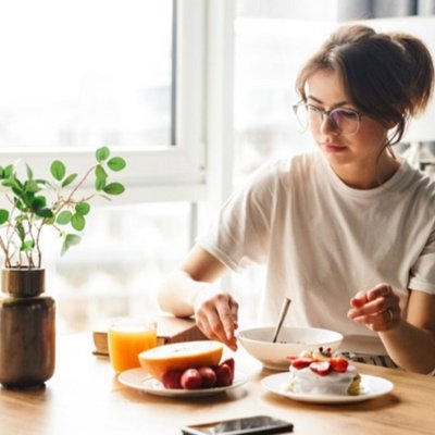 Cô gái ngồi ăn bữa sáng.