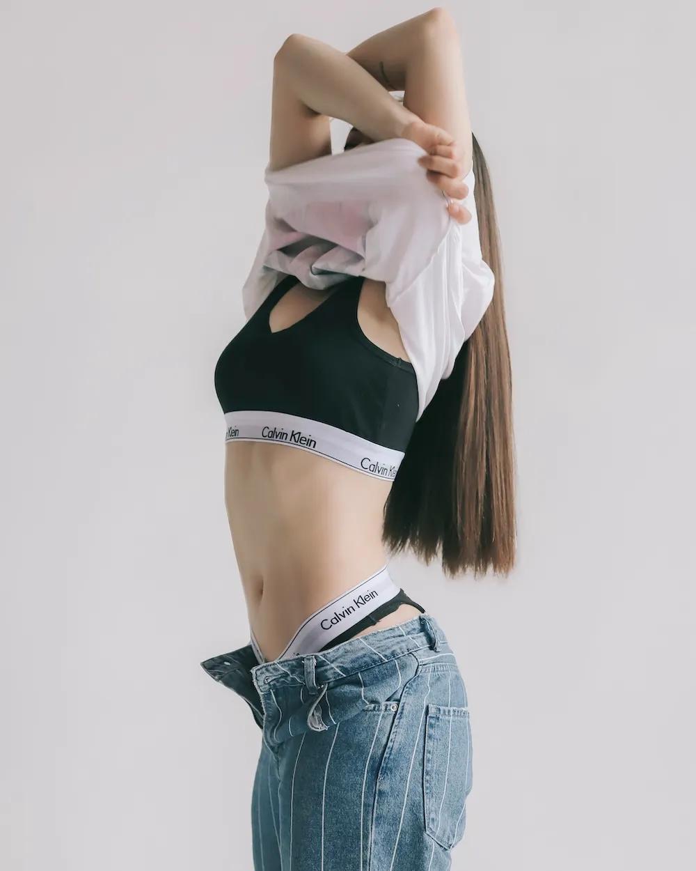 cô gái đang thay đồ Calvin Klein underwear