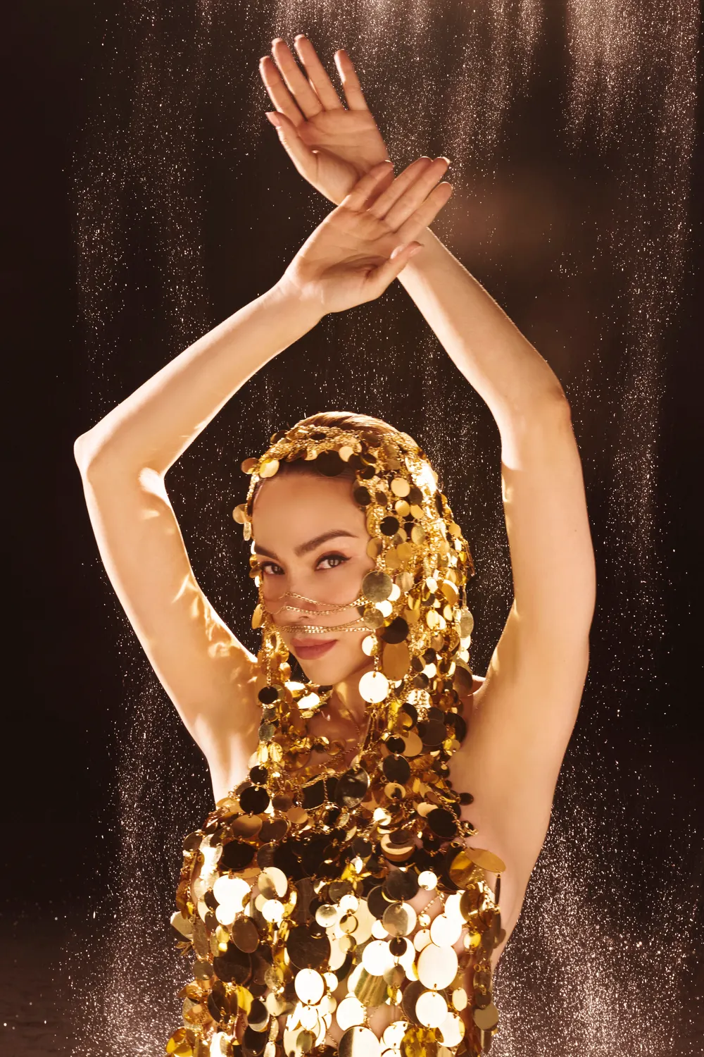 Thiết kế đính sequins hồ ngọc hà