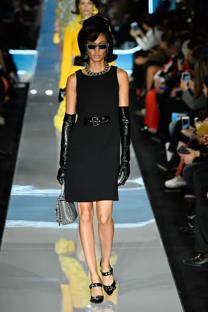 ELLE Việt Nam - Moschino nhân bản Jackie Kennedy tại sân khấu runway Milan Fashion Week 2018 (3)