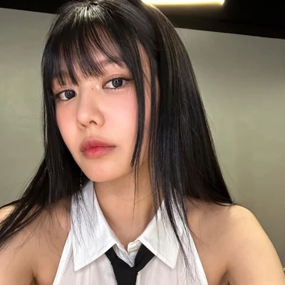 Ca sĩ, diễn viên Choi Soo-young với tóc mái đen trẻ trung