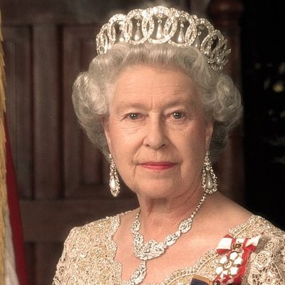 Nữ hoàng Elizabeth II trang sức