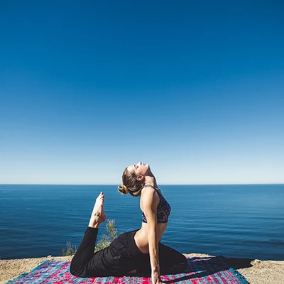 yoga chữa đau lưng cô gái tập yoga ngoài biển