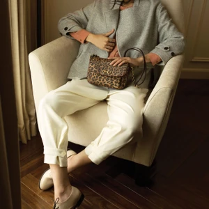 Áo sơmi Hugo Boss, Áo khoác dạ Burberry, Quần Stella McCartney (Runway, Vincom B), Túi xách Salvatore Ferragamo