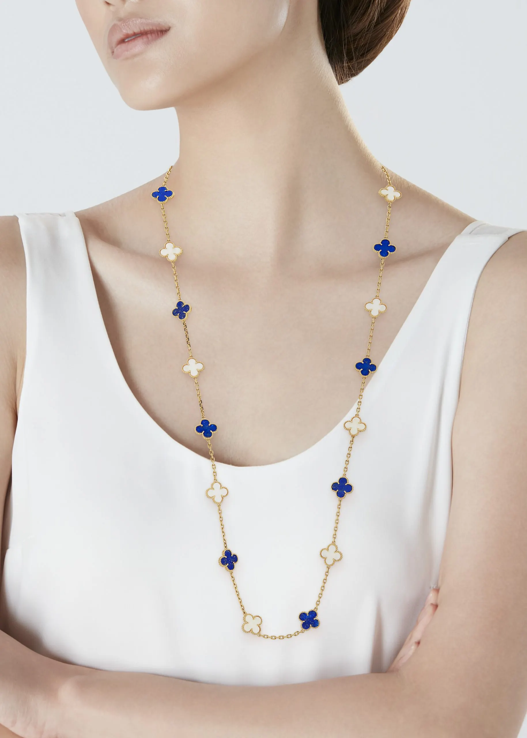 Vòng cổ Vintage Alhambra kết hợp giữa xà cừ trắng và lapis lazuli xanh dưong.