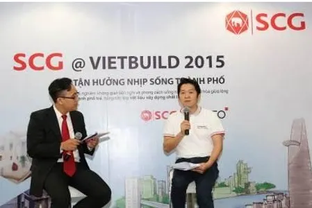 Ông Nopporn Keeratibunharn (bên trái) – Giám đốc Kinh doanh và Marketing của SCG Xi măng – Vật liệu Xây dựng Việt Nam phát biểu tại buổi họp báo
