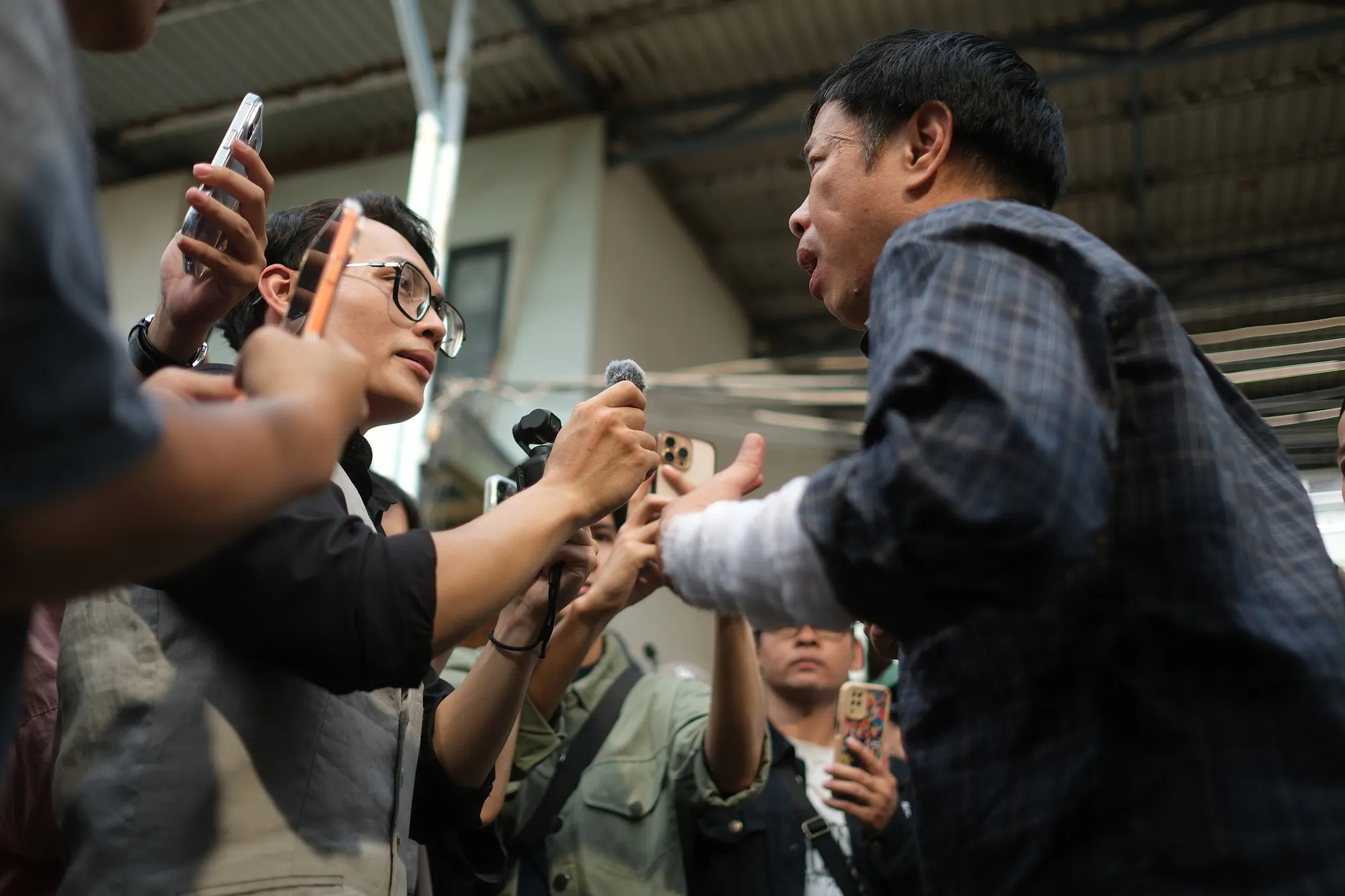 Trong phim Anh Hùng, mạng xã hội trở thành công cụ tạo nên cao trào câu chuyện.