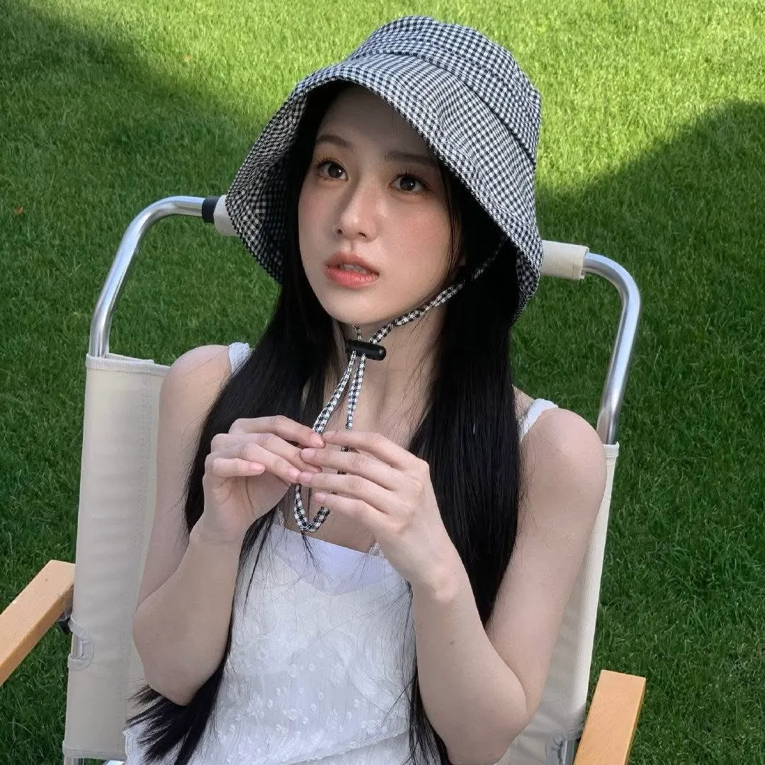Bao Thượng Ân đội mũ rộng vành che nắng, bảo vệ làn da trắng mịn.
