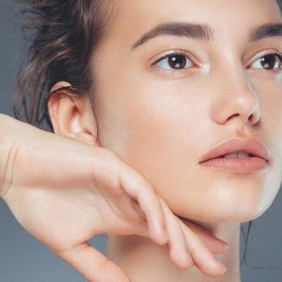 sản phẩm cho vùng mắt cô gái nhìn nghiêng feature ngang