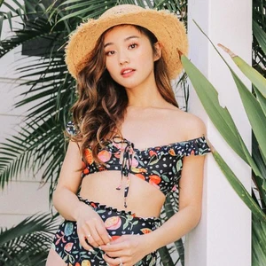 những kiểu bikini đẹp cho mùa hè bikini họa tiết hoa trễ vai