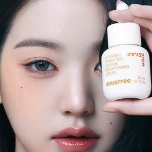 Wonyoung và sản phẩm serum vitamin C.