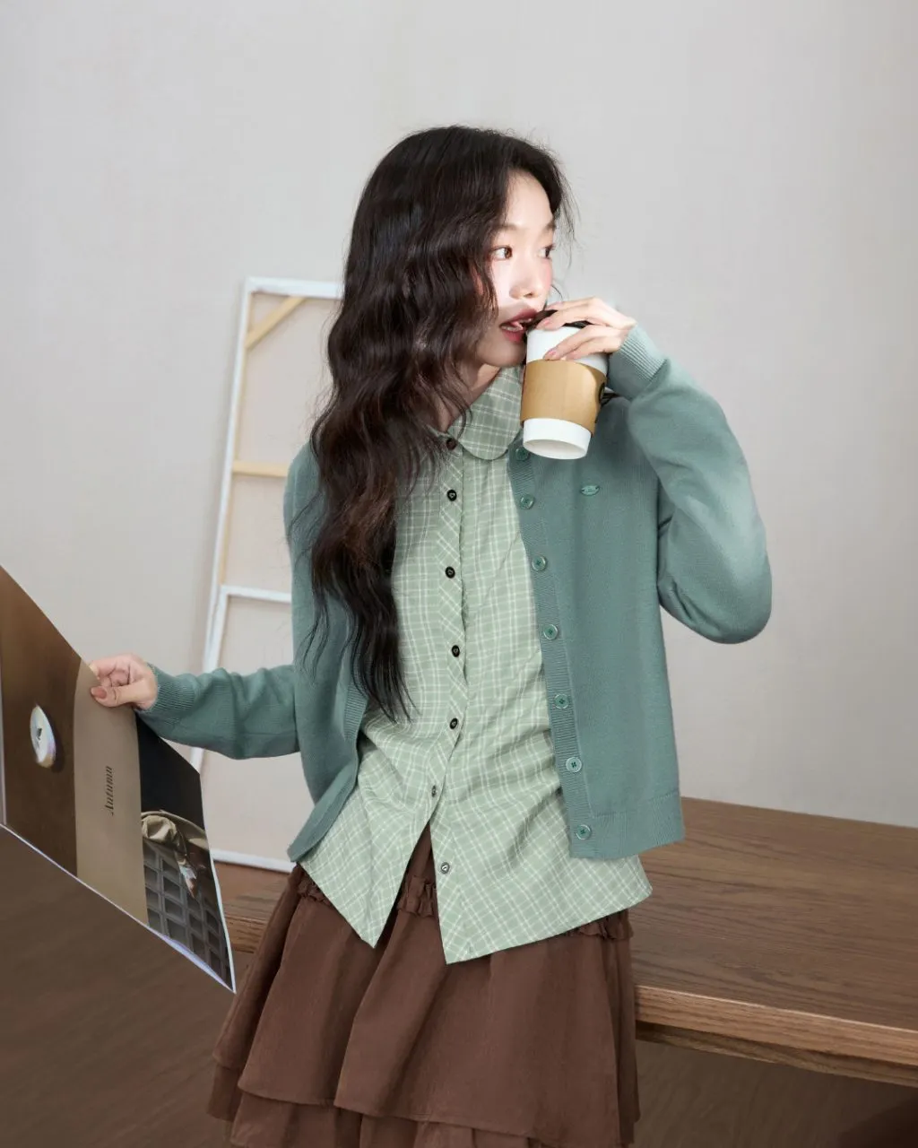 Cardigan len mohair mang lại vẻ mềm mại.