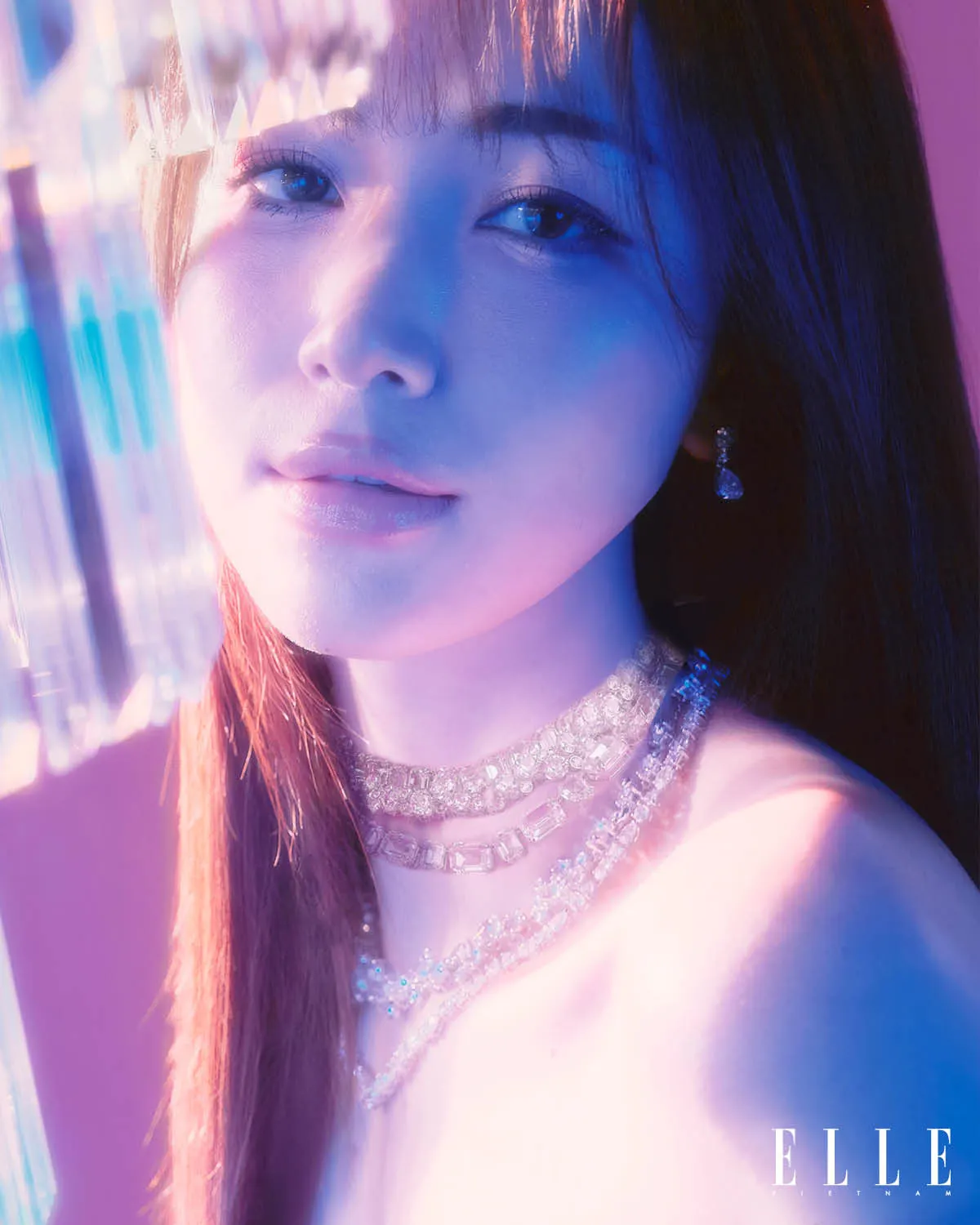 Hòa Minzy mang nét đẹp quý phái trong bộ trang sức của Swarovski.