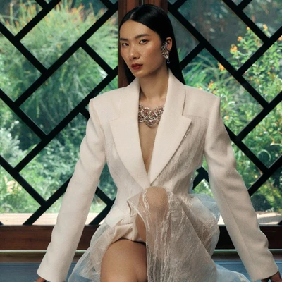 Đầm: CONG TRI Trang sức: MIKIMOTO