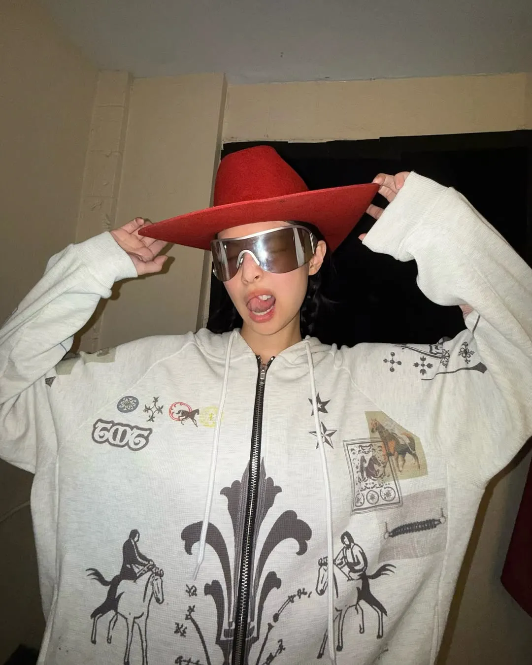 jennierubyjane mắt kính ôm sát mặt 