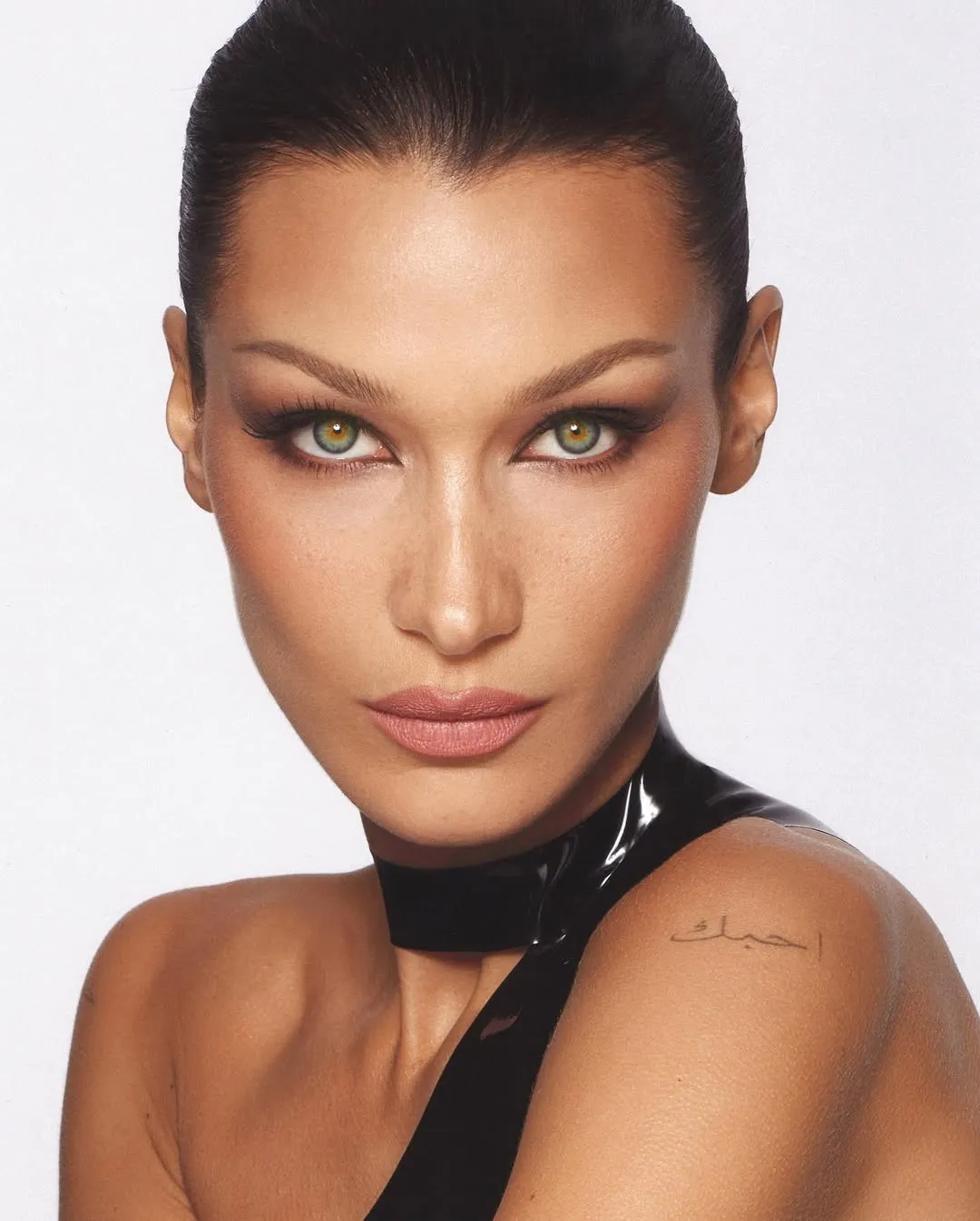 Bella Hadid tạo khối mặt trái xoan.