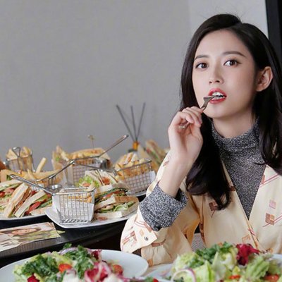 diễn viên Trần Ngọc Kỳ ngồi ăn thực phẩm có chất dinh dưỡng làm đep da