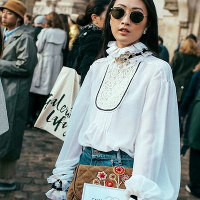 Áo cổ cao trắng đính ren