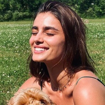 Taylor Hill cười, làm đẹp với giấm táo.