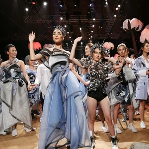 các bst ấn tượng nhất elle fashion show qua các năm
