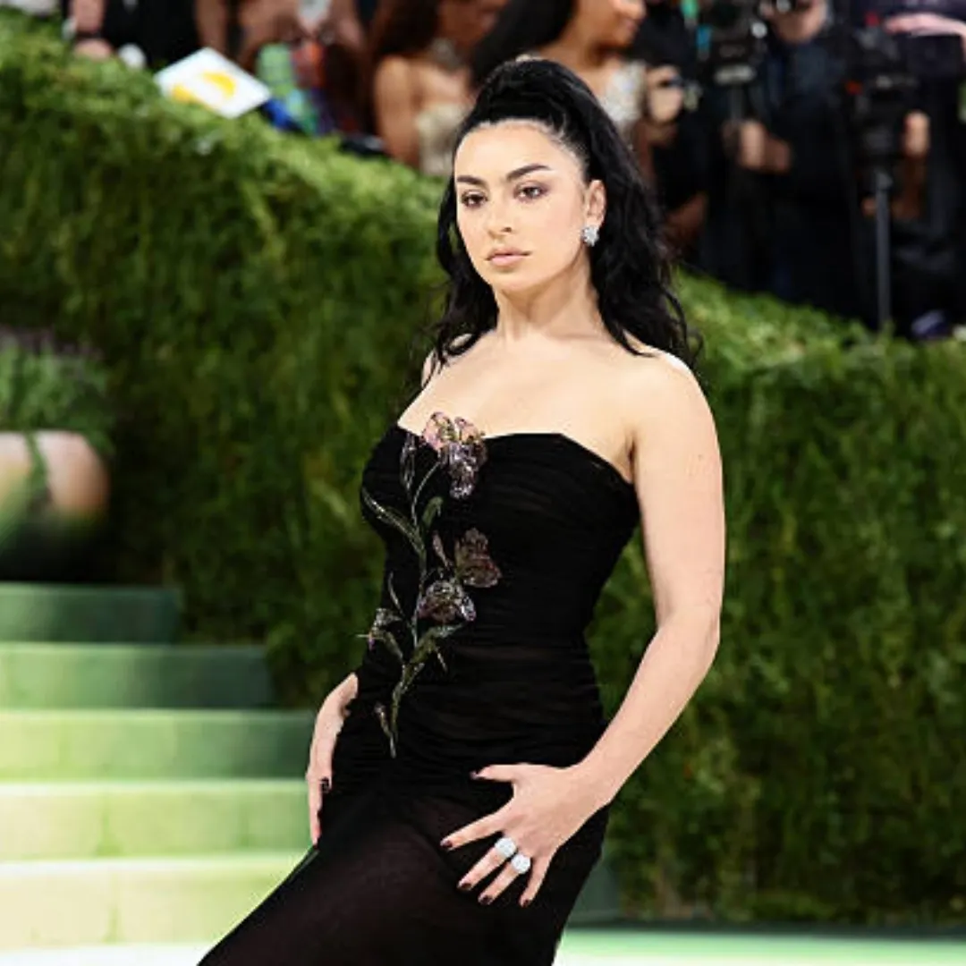 Charli XCX với cherry-cola nail tại Met Gala 2026