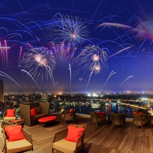 Tiệc pháo hoa tại quán bar tầng thượng đẹp ở Hà Nội