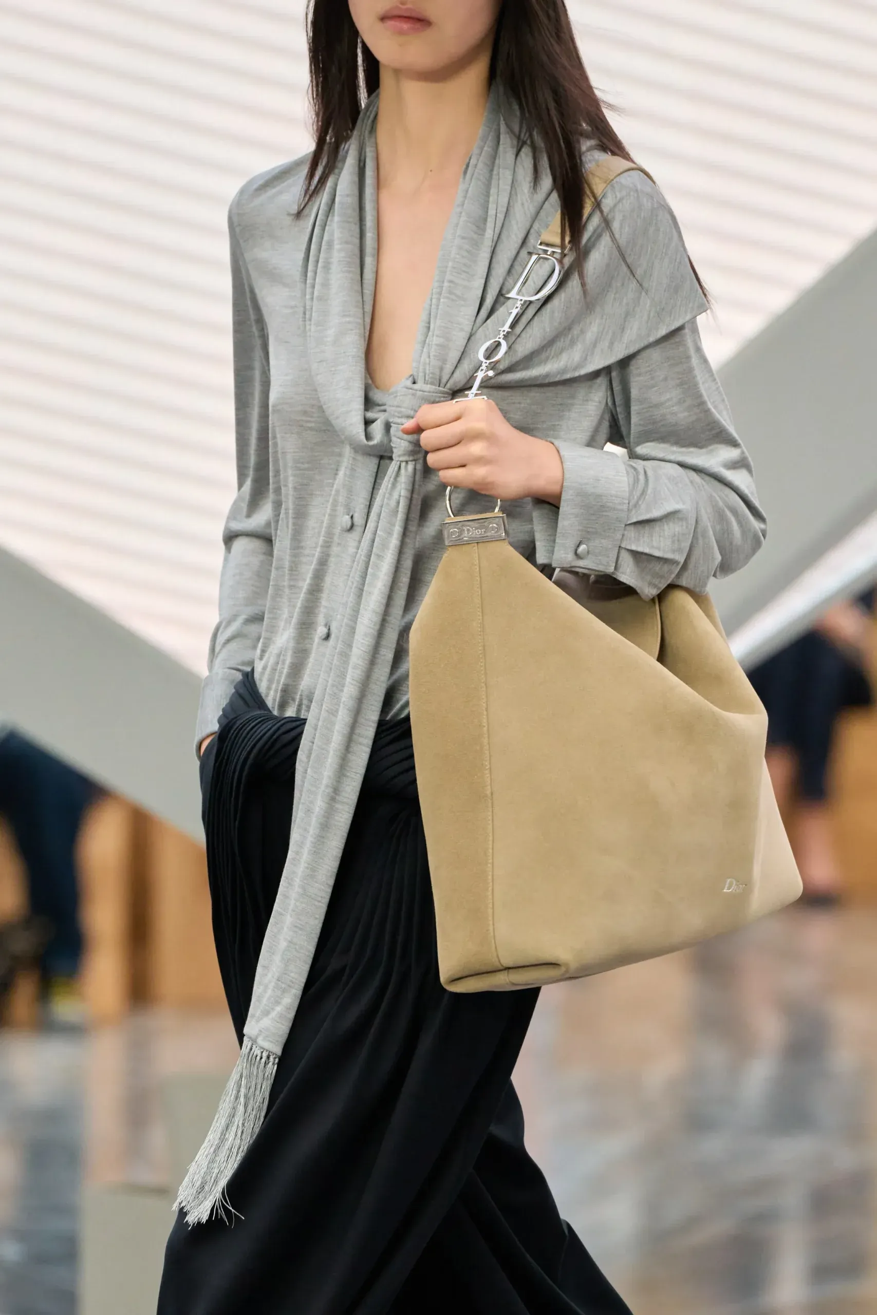 túi xách vàng da BST Dior SS26