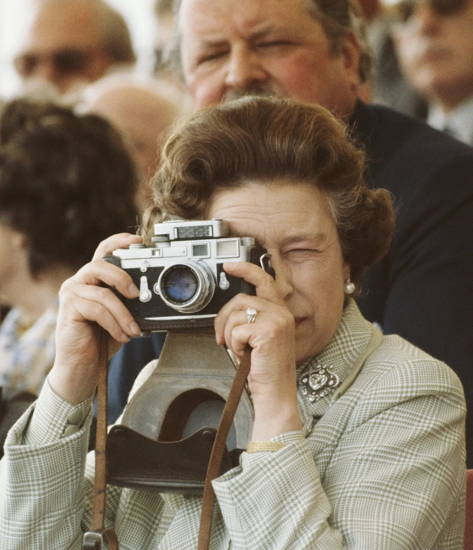 Nữ hoàng Elizabeth II đang cầm máy ảnh tại Triển lãm ngựa Windsor vào tháng 5 năm 1982