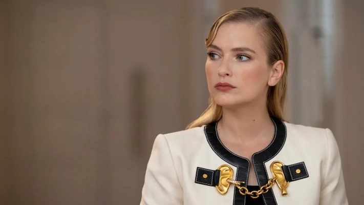 phối đồ màu đen và trắng như Emily In Paris