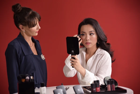 Chuyên gia trang điểm Chanel hướng dẫn Hà Trúc cách makeup khi đi hẹn hò