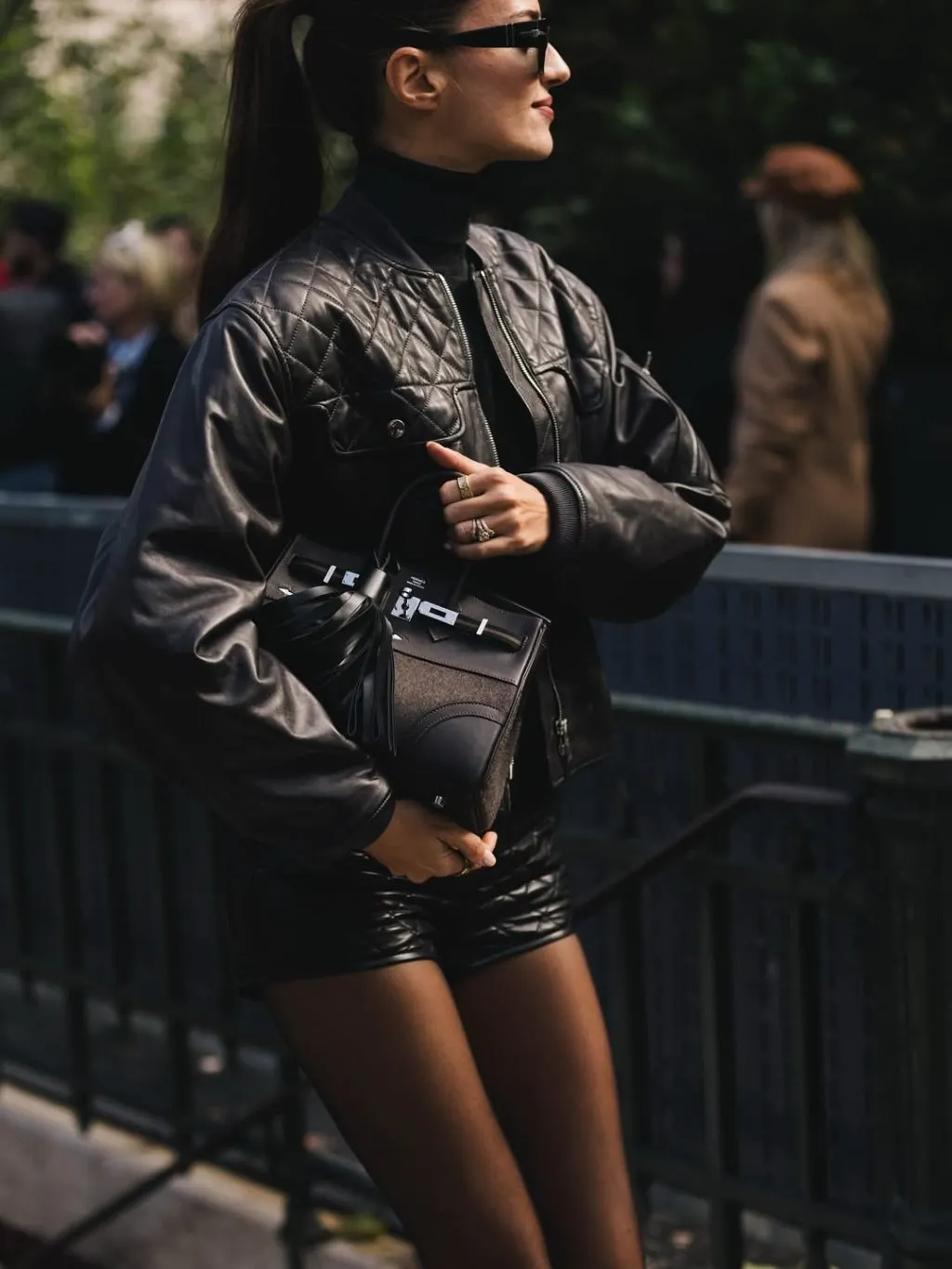 Bản phối all-black với áo da biker khiến cô nàng thêm phần cuốn hút và bí ẩn.