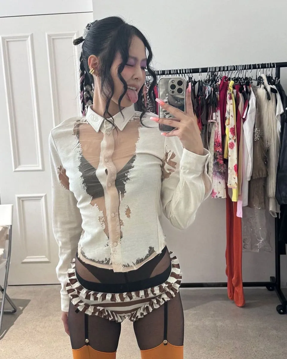 jennie diện áo kiểu xuyên thấu