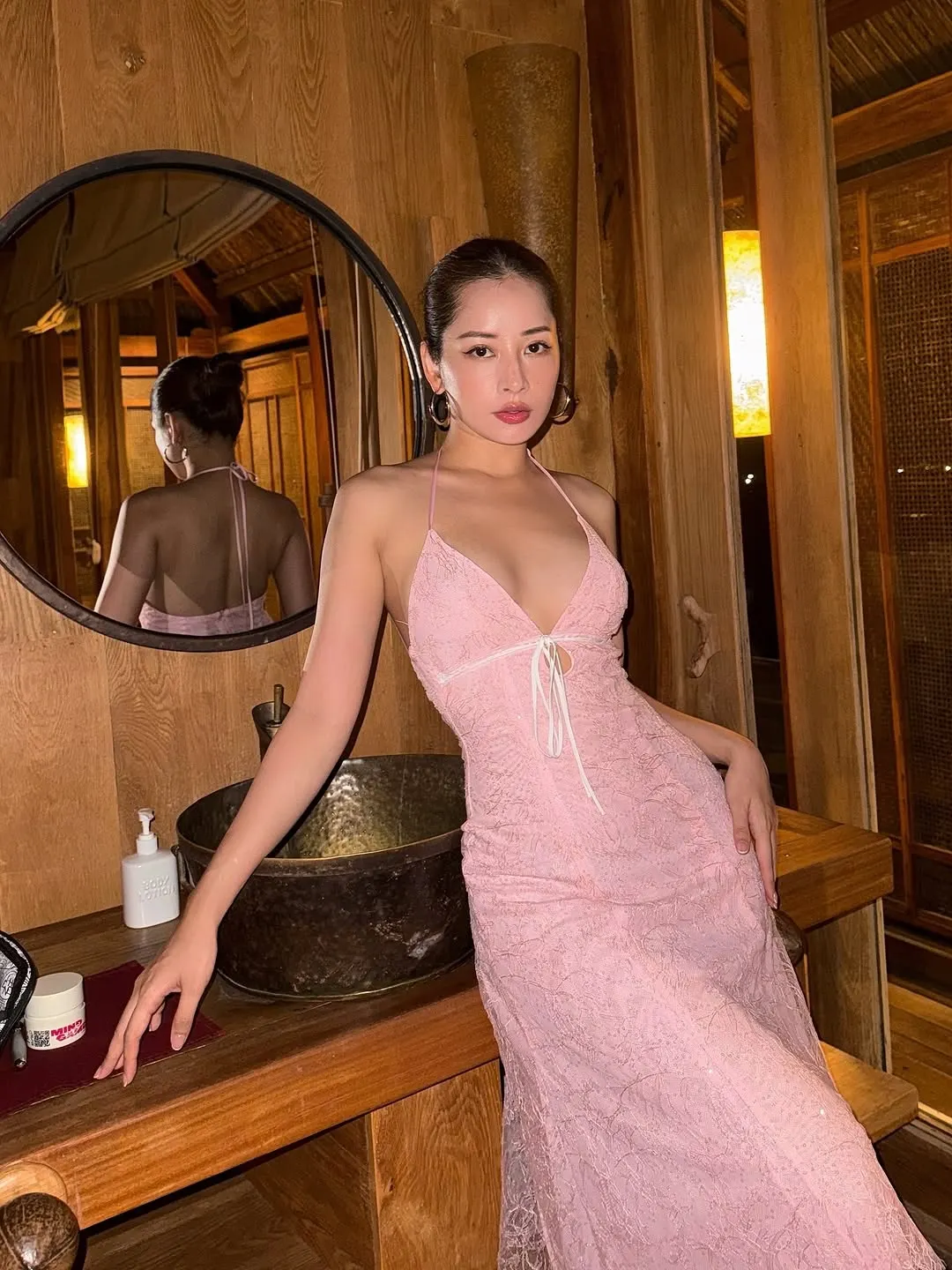 Váy maxi màu hồng có chút ánh neon giúp nàng nổi bật trong mọi khung ảnh.