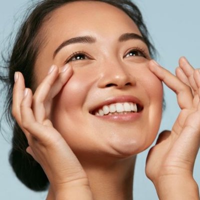 Chăm sóc da mặt-Cô gái đưa hai tay lên mặt.