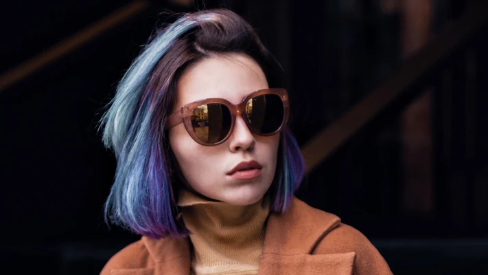 cô gái nhuộm tóc ombré màu xám xanh