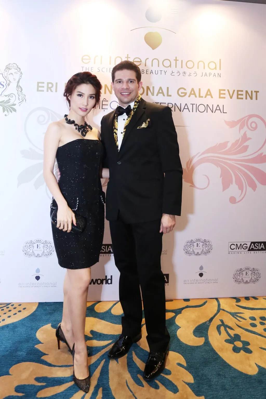 Diễm My là một trong những ngôi sao đầu tiên có mặt sự kiện khai trương. Cô chọn chiếc đầm quây đen trang nhã của nhà thiết kế Chung Thanh Phong.